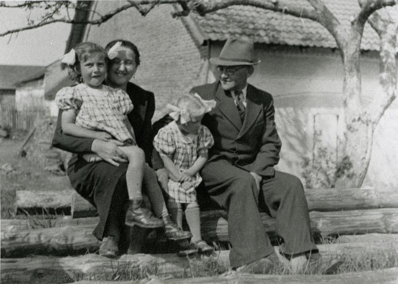Heidi Klara Heide im Hinterhof unterm Scheberlapfelbaum 1944.jpg